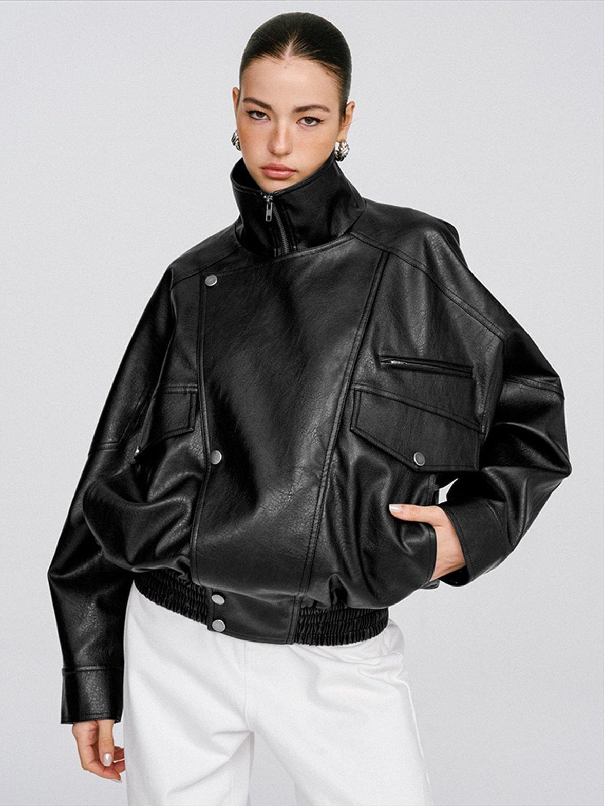 Vue latérale du manteau asymétrique noir douceur