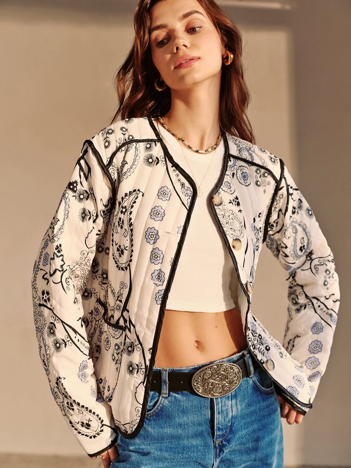 Manteau bohème motif paisley détail des finitions raffinement