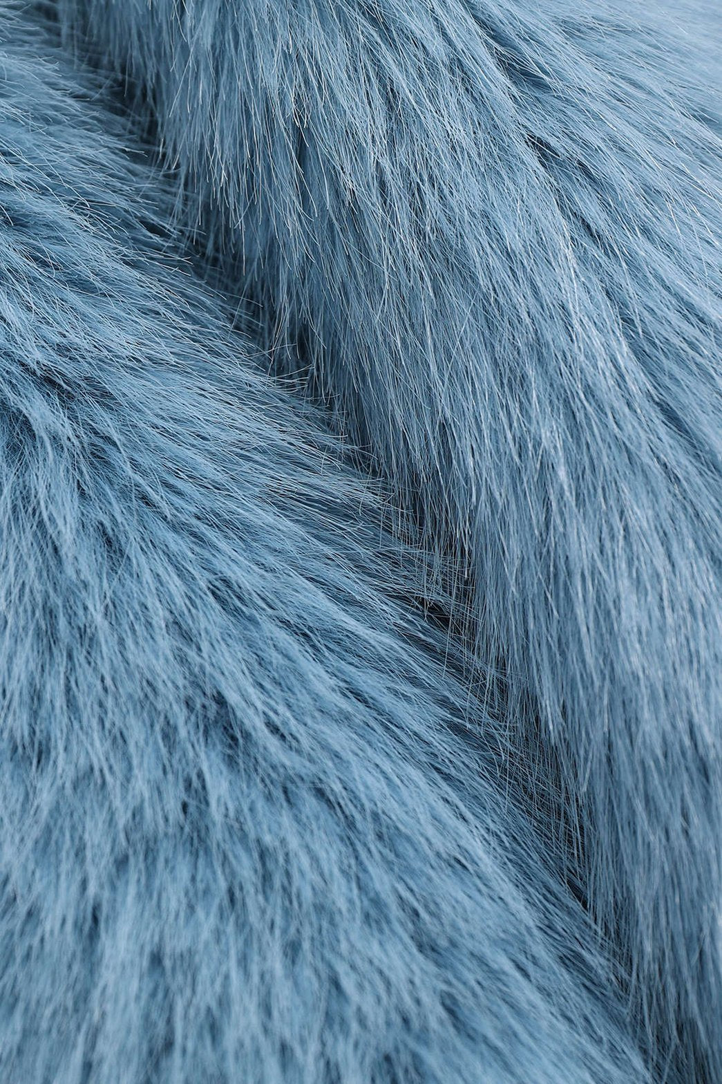 Manteau fausse fourrure bleu vue de dos style