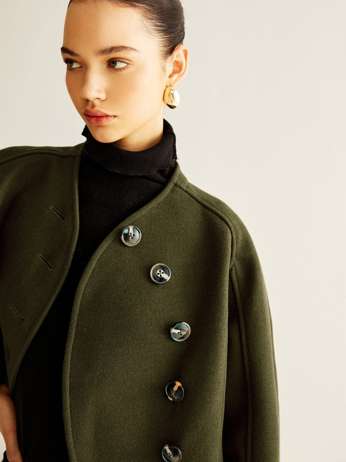 Vue latérale du manteau court en tweed - élégance