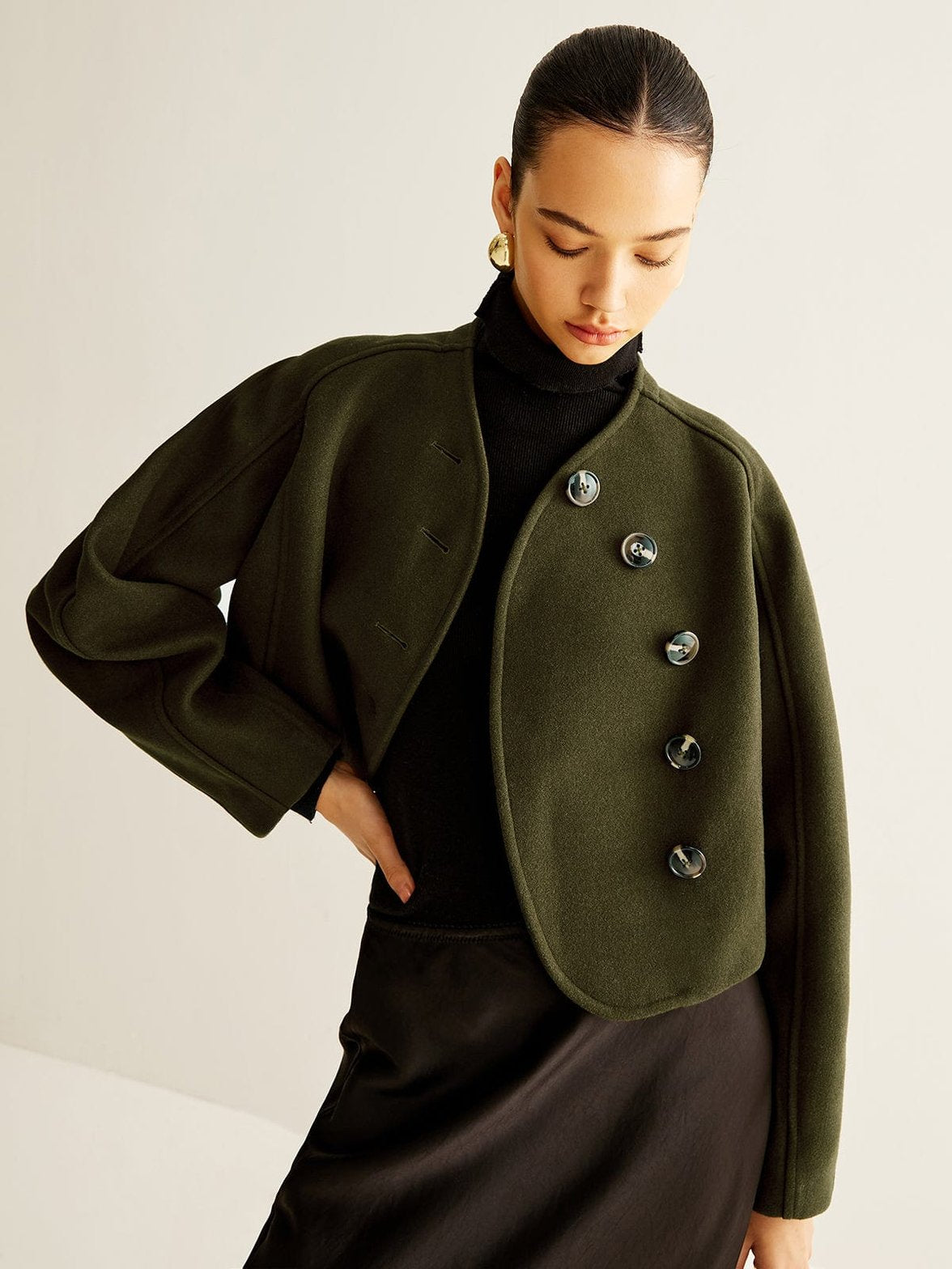 Détail des boutons du manteau asymétrique - précision