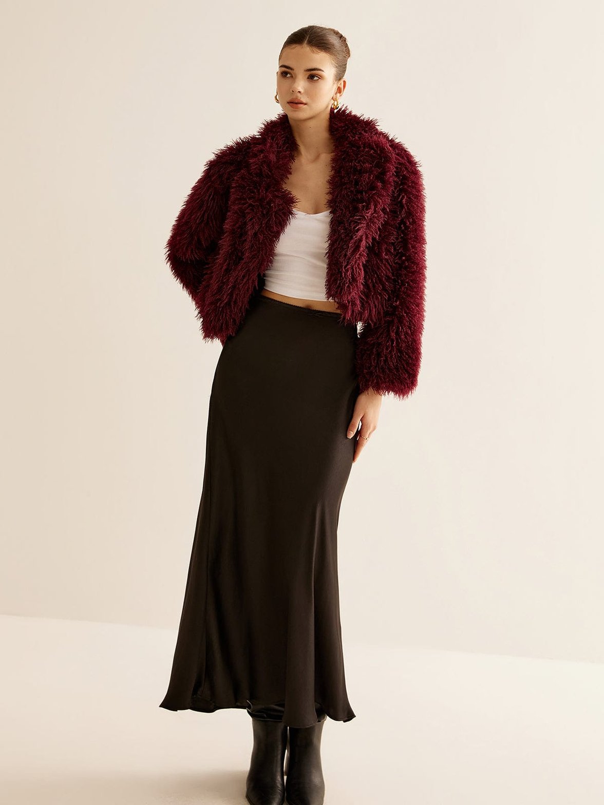Détail texture manteau bordeaux luxe