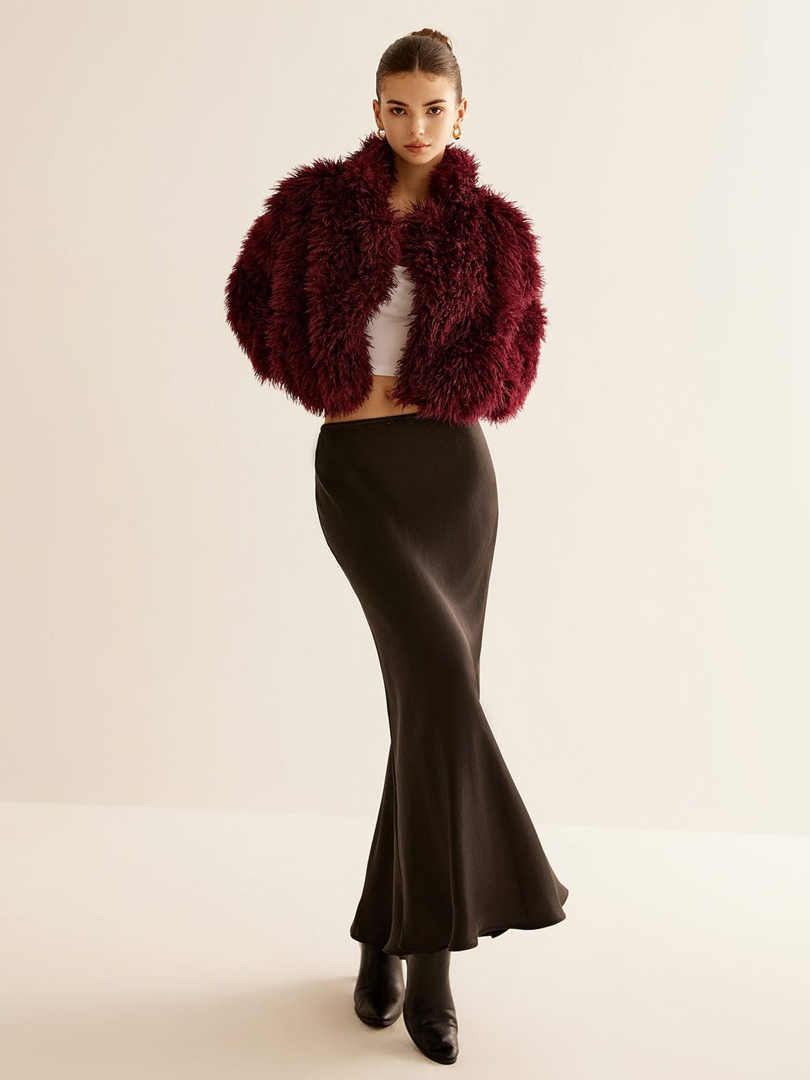 Vue complète manteau bordeaux tendance