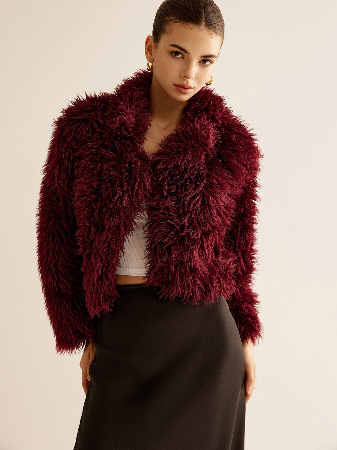 Manteau court bordeaux vue portée élégance