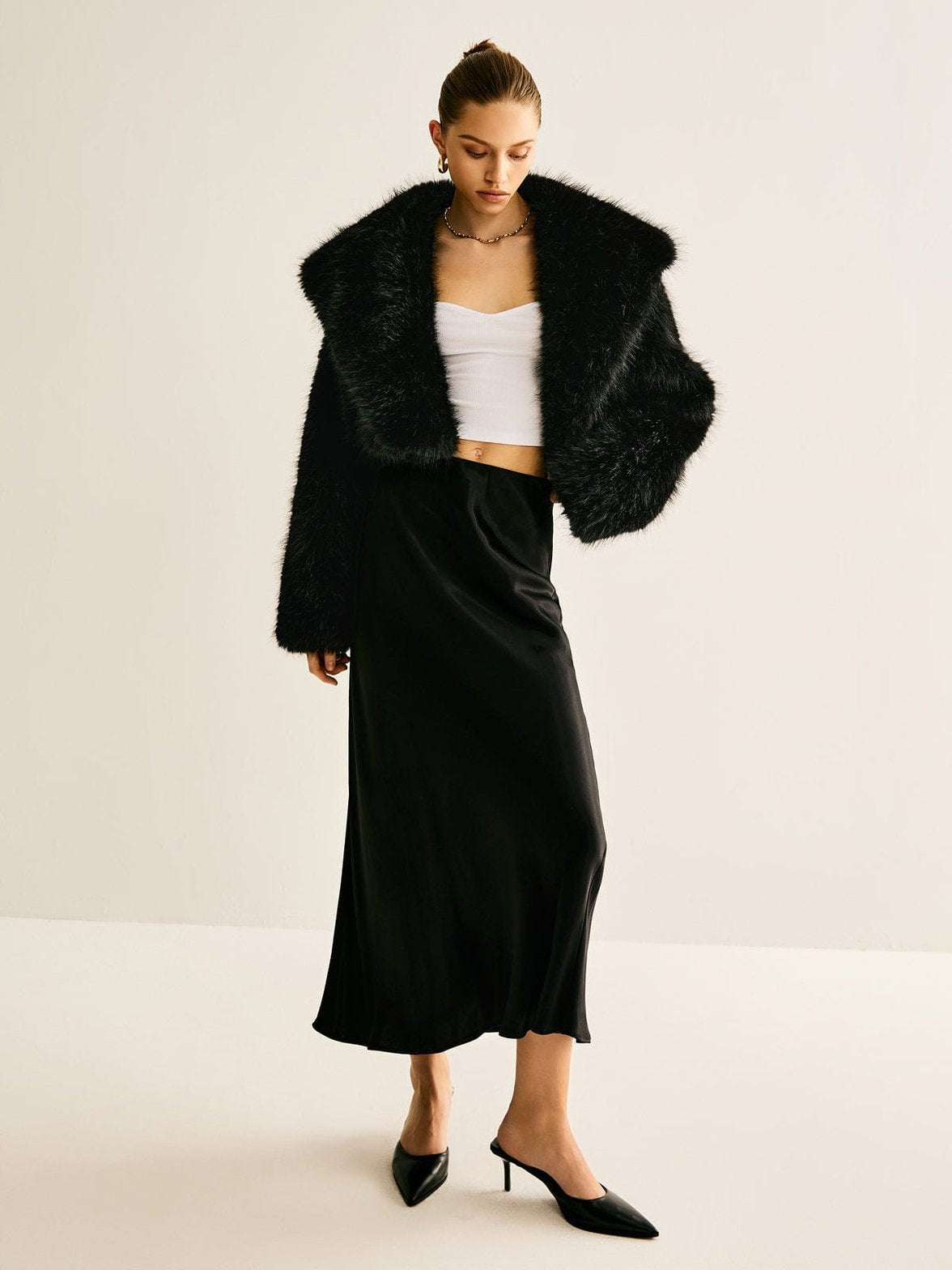 Manteau fausse fourrure noir profil chic
