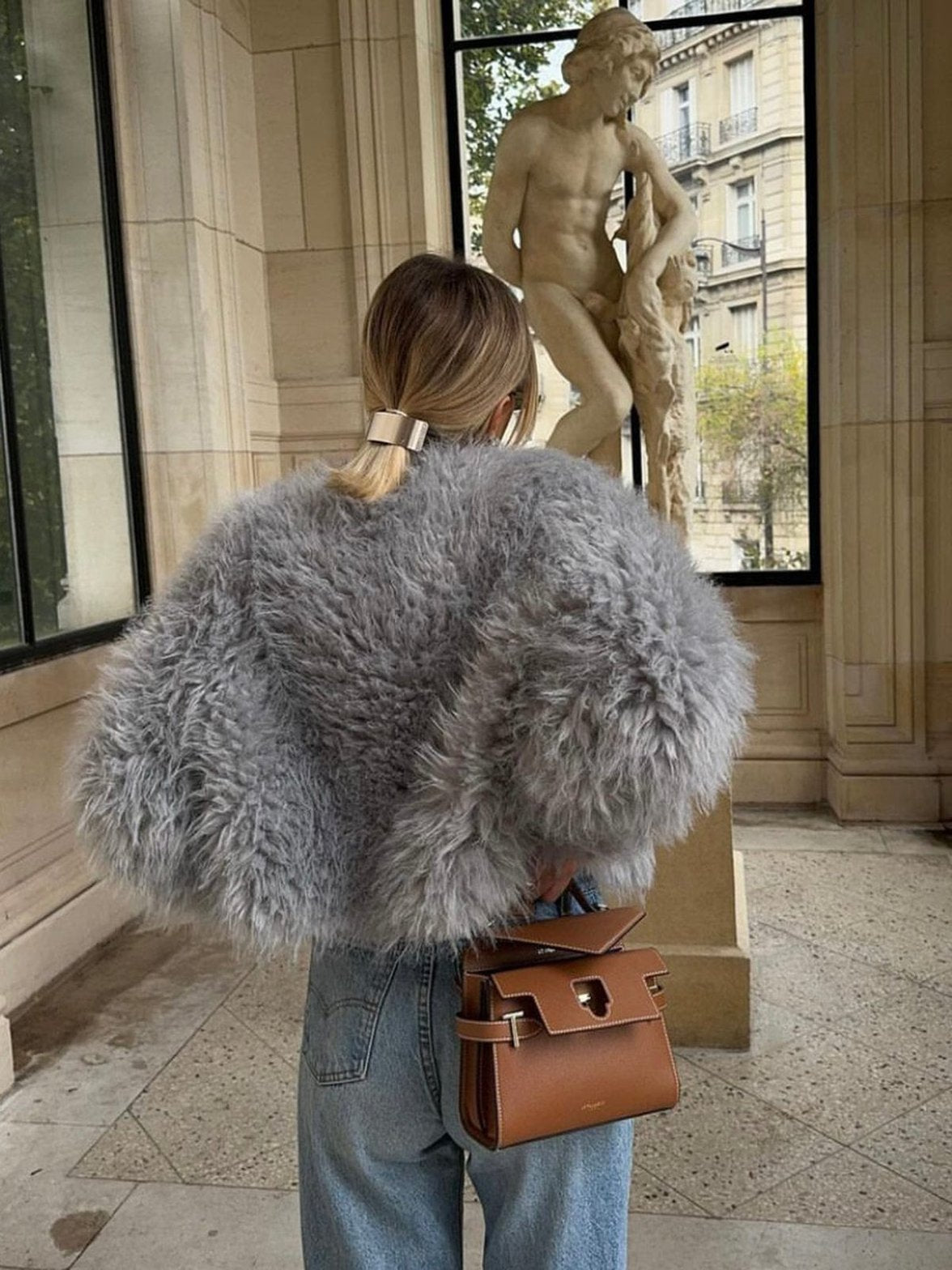 Manteau court fausse fourrure porté décontracté nuage