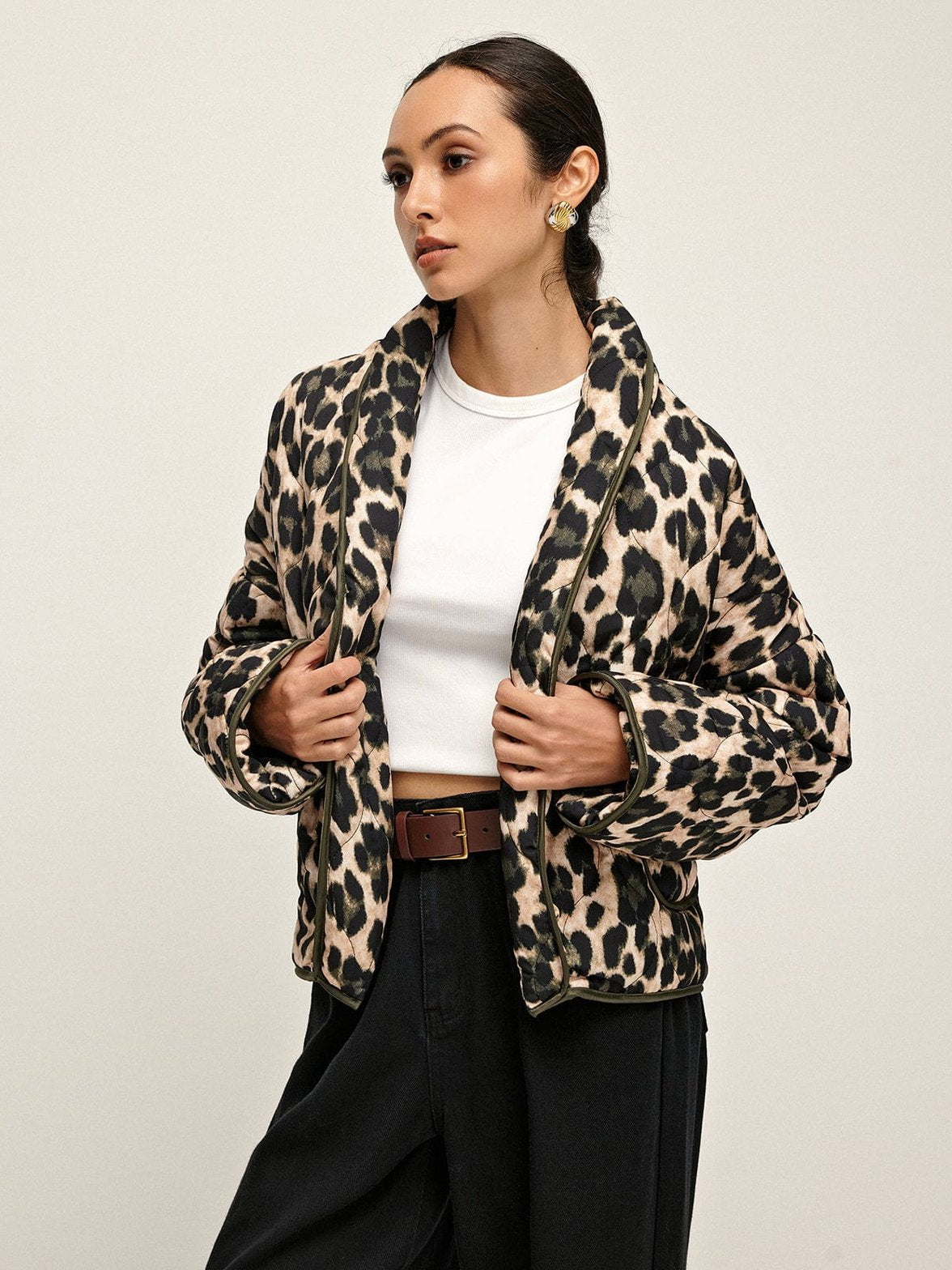 Vue latérale manteau léopard chic nuage