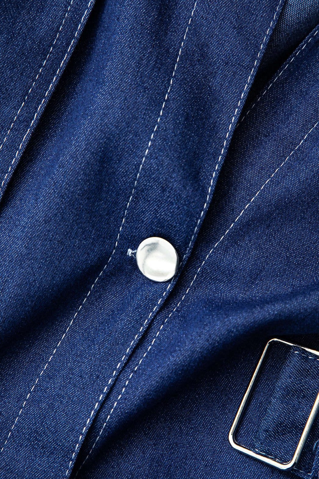 Manteau denim bleu ceinturé vue de côté pluie