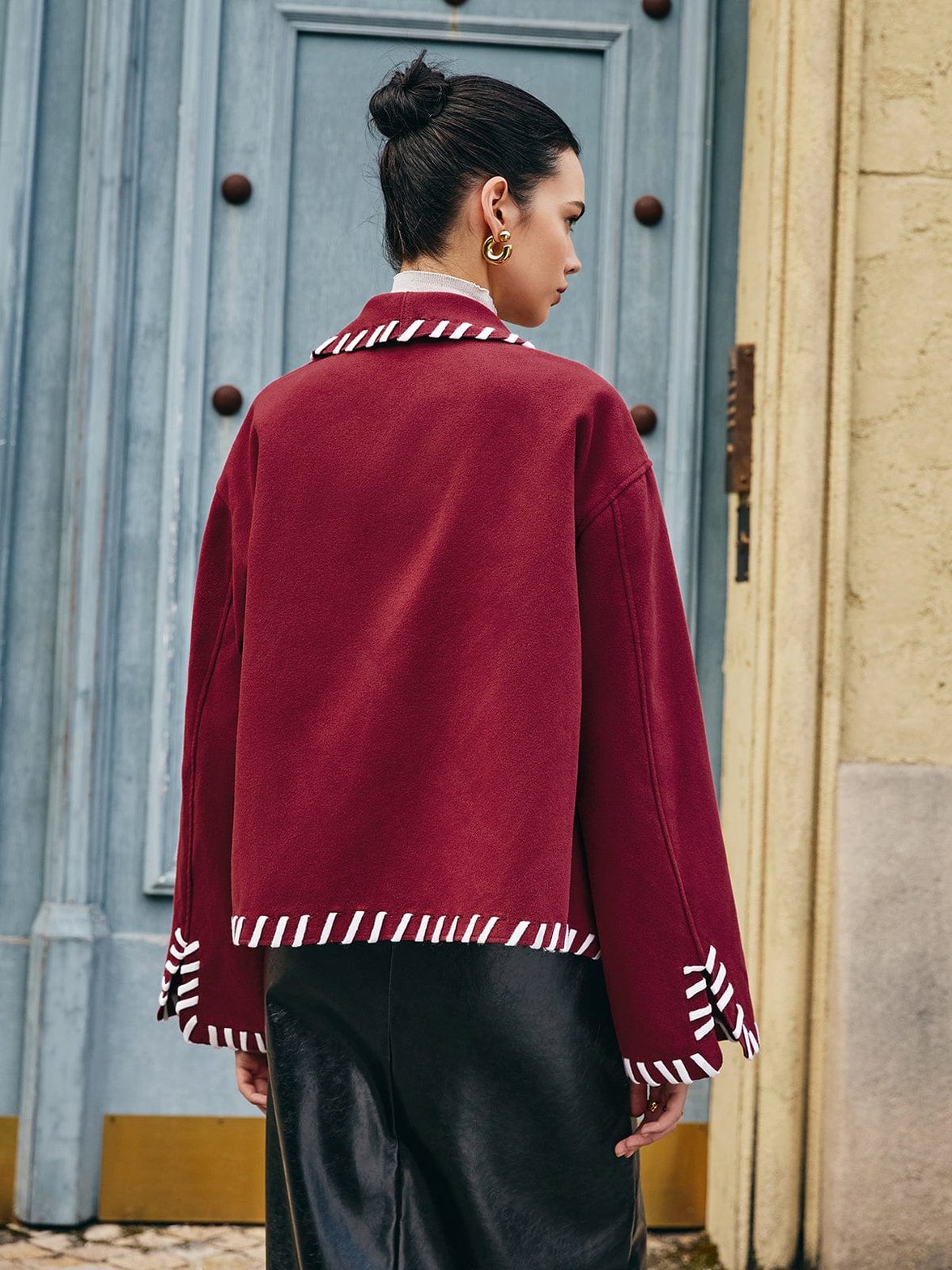 Manteau bordeaux détail finition grâce