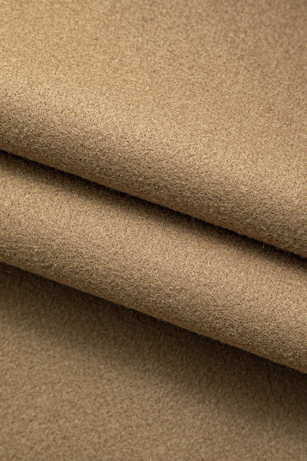 Manteau beige ceinturé vue de dos vague