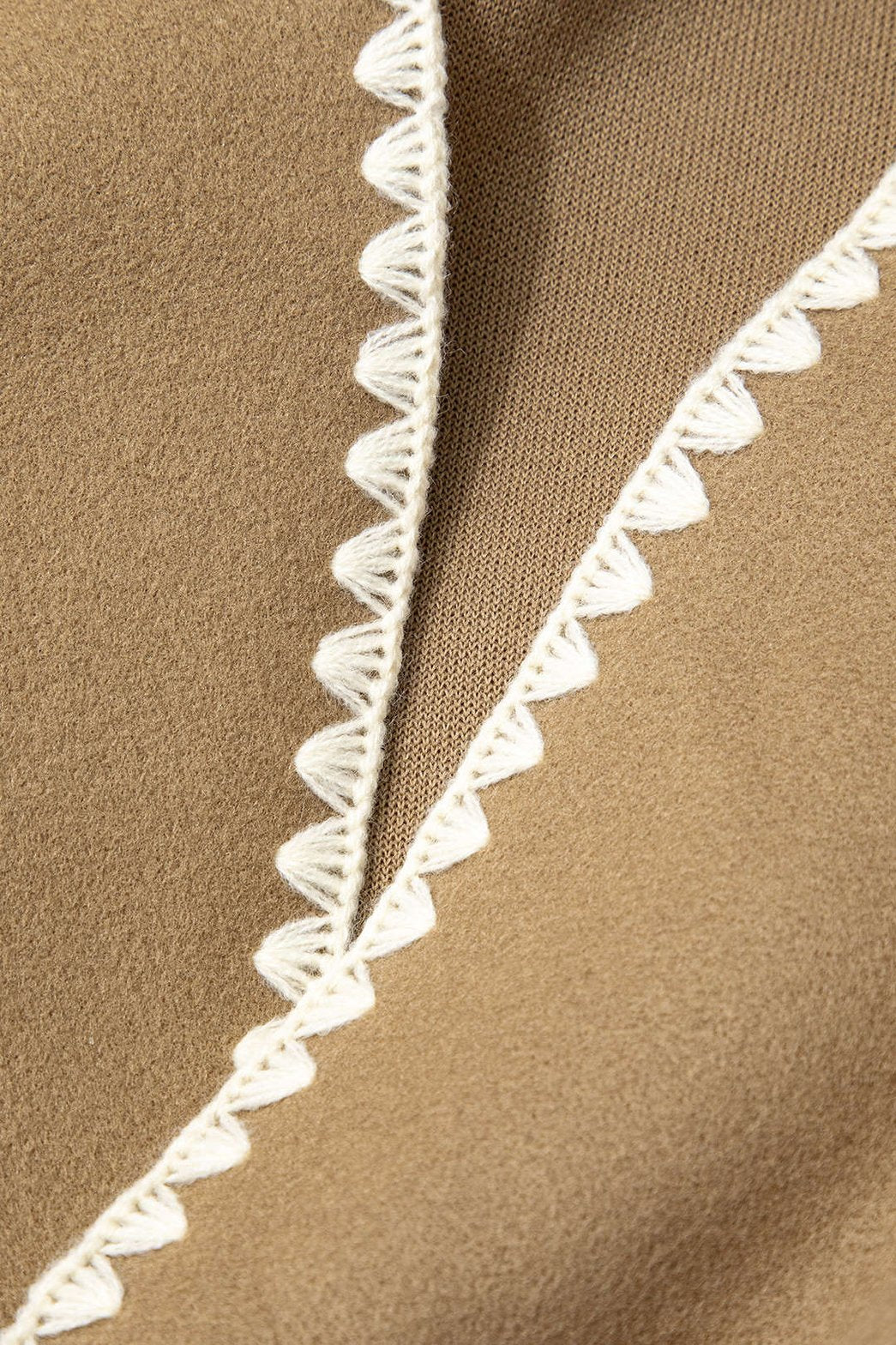 Détail des finitions brodées du manteau étoile