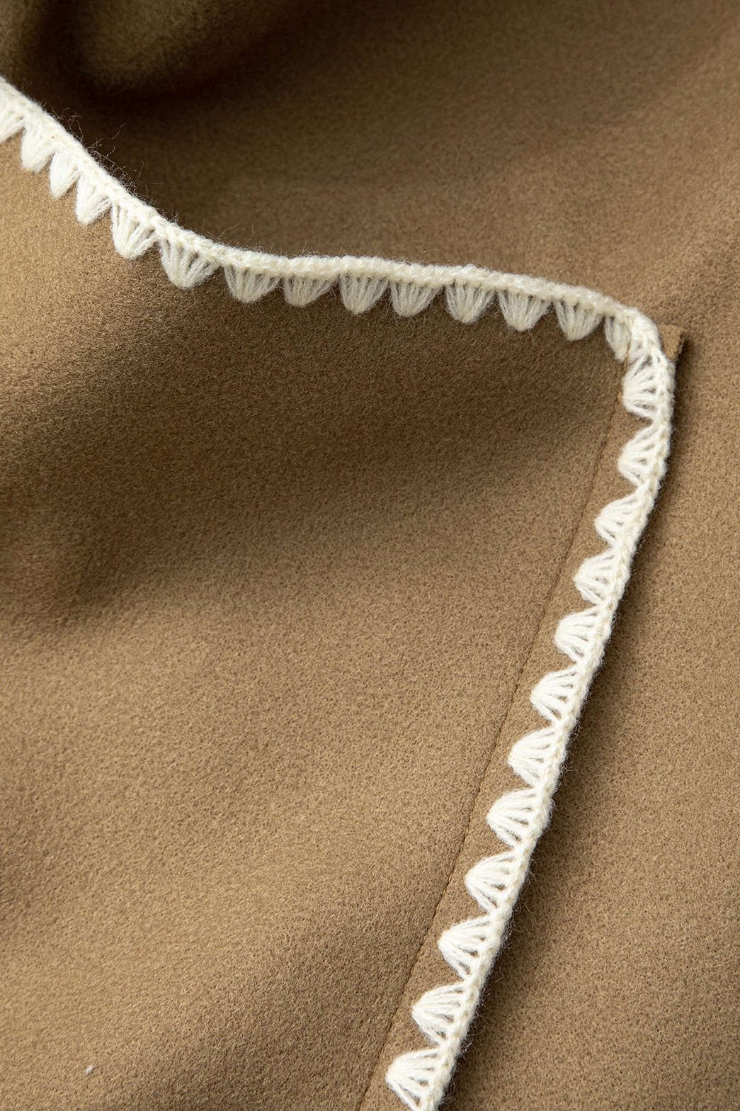 Vue portée du manteau ceinturé beige océan
