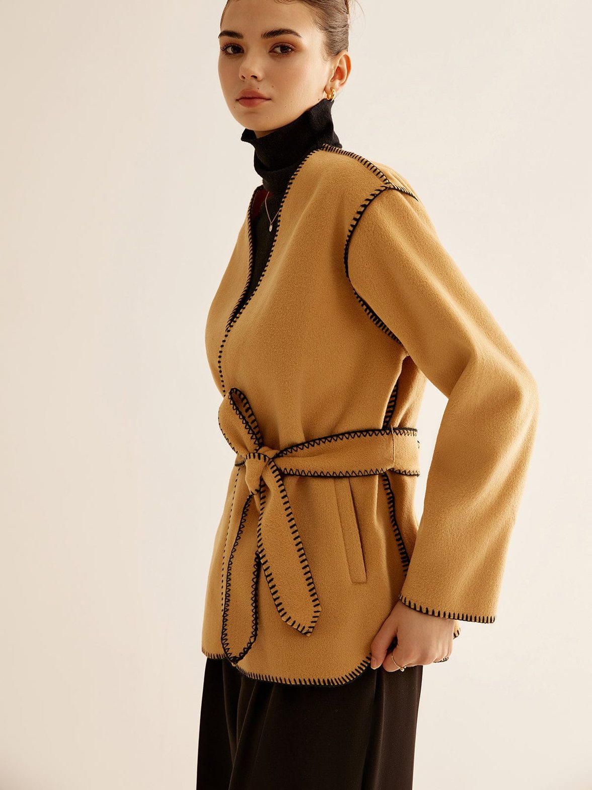 Vue arrière du manteau avec broderies calme