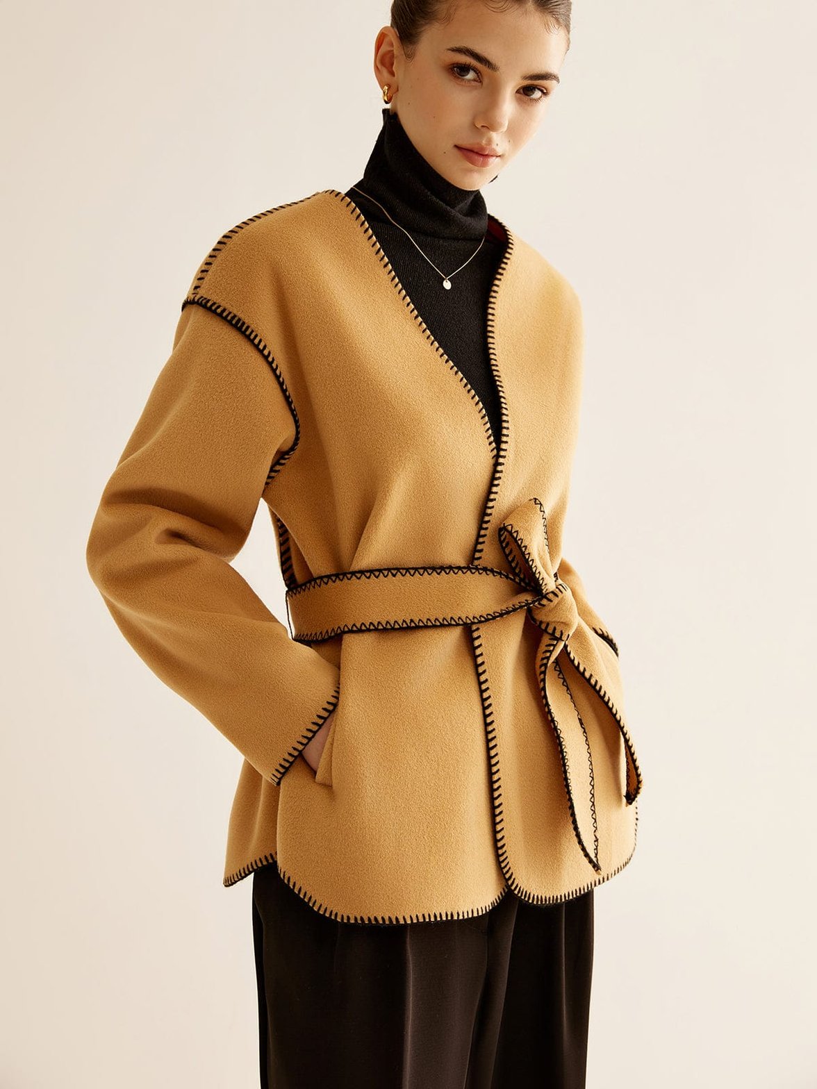 Détail des finitions du manteau élégant douceur