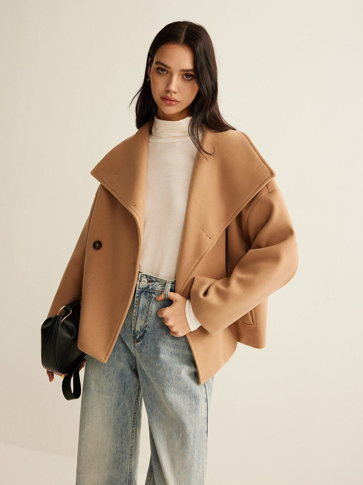 Manteau tweed porté casual grâce