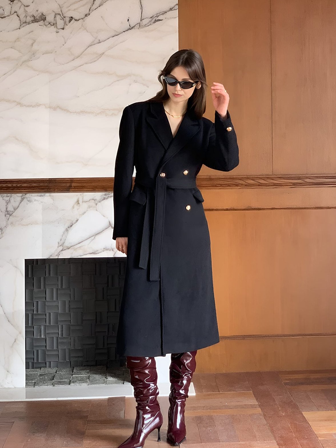 Manteau long noir porté gracieux