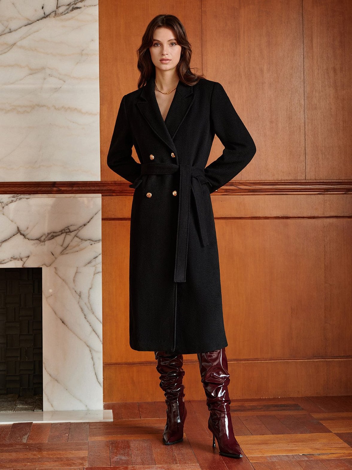 Vue latérale manteau noir chic lumineux