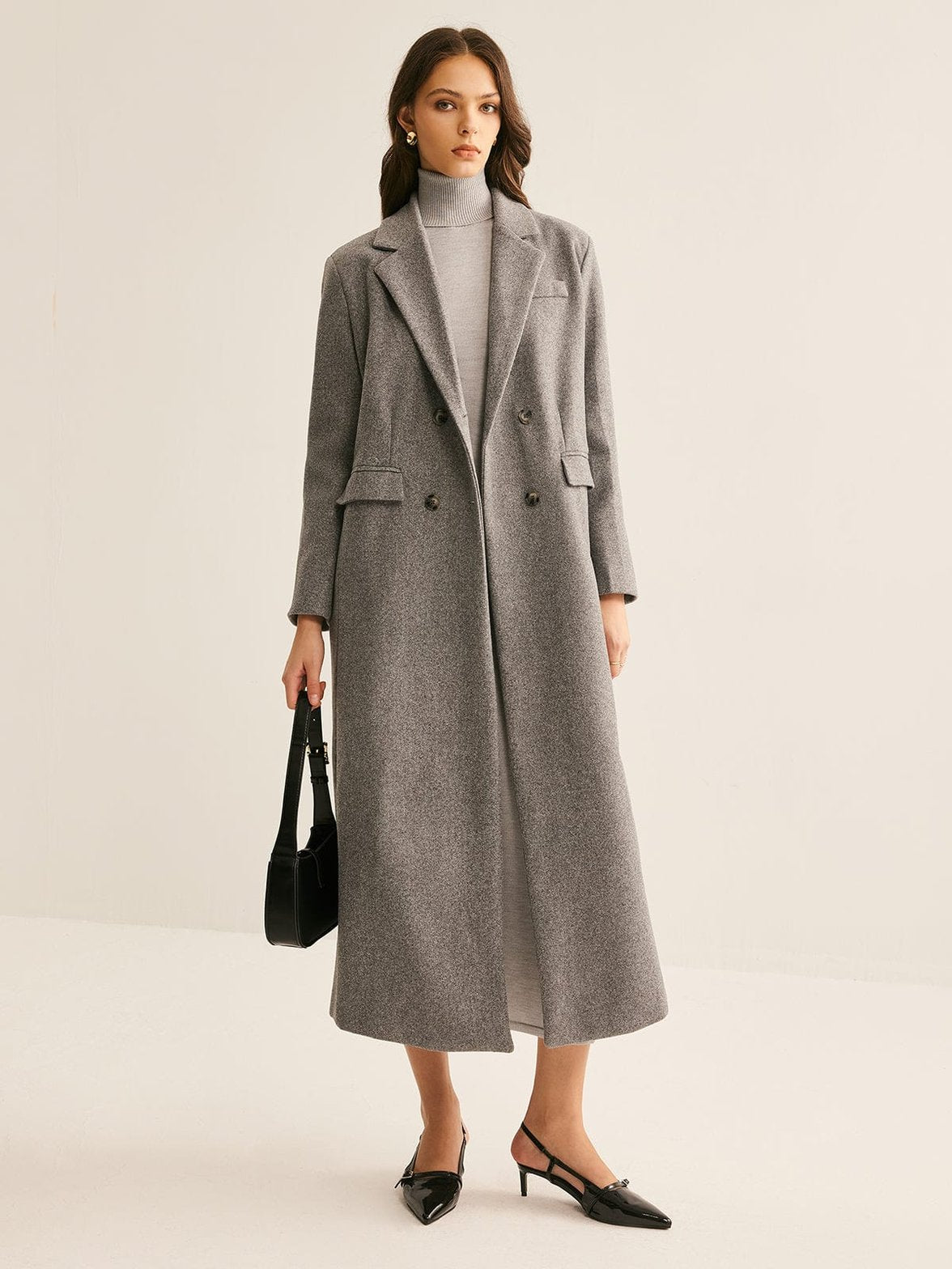 Vue de face manteau long gris douceur