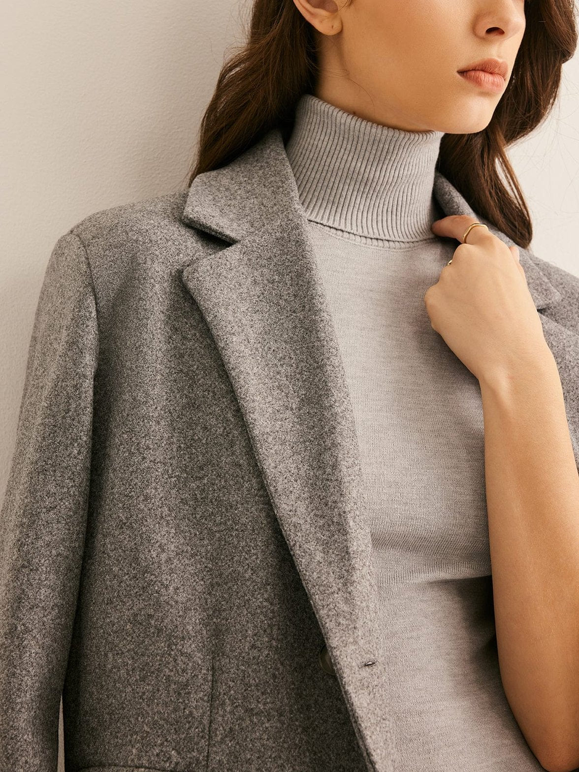 Vue de dos manteau gris sophistication