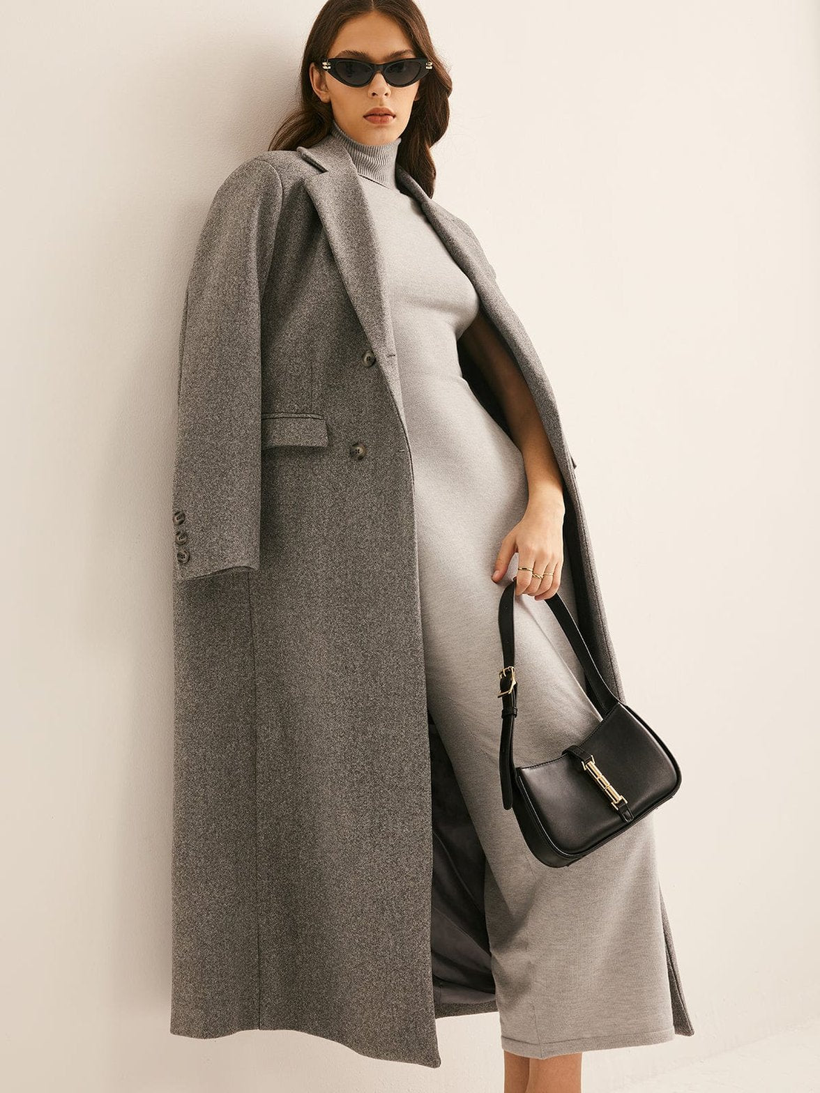 Manteau gris élégant porté avec style harmonie