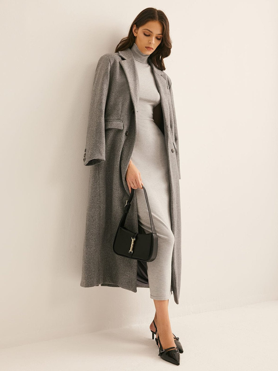 Manteau gris porté avec accessoires raffinement