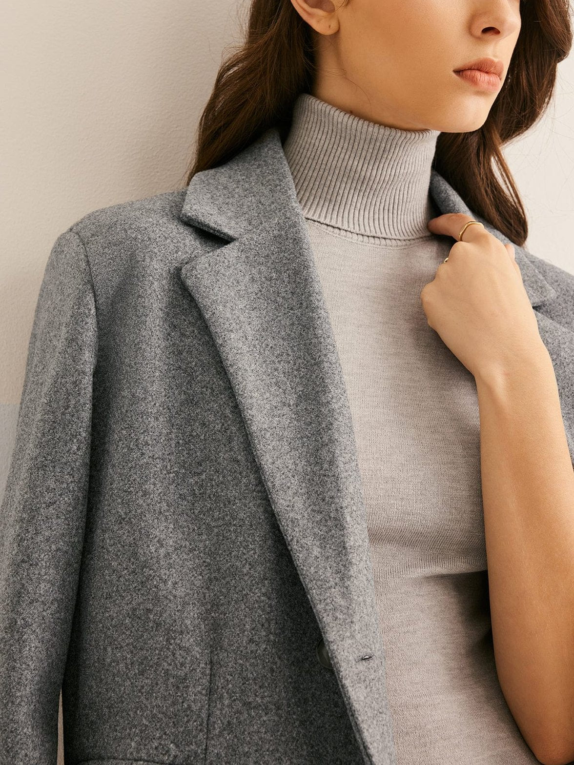 Manteau long gris vue détail manche éclat