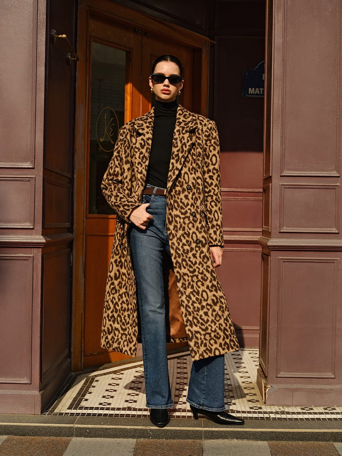 Vue latérale manteau imprimé léopard grâce