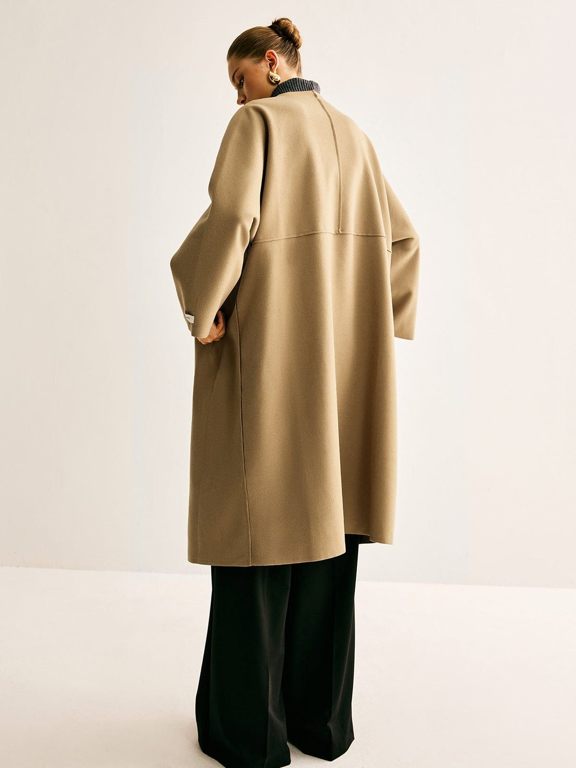 Manteau minimaliste coupe droite équilibre