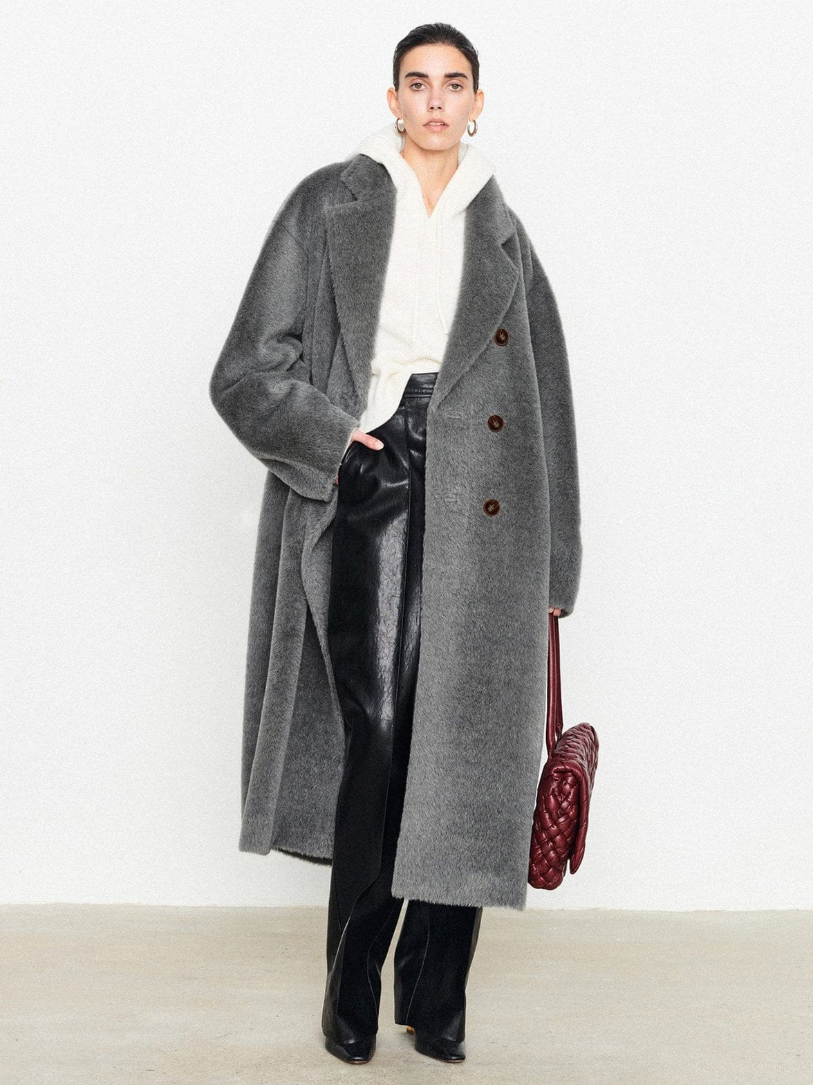 Manteau long gris élégant harmonie