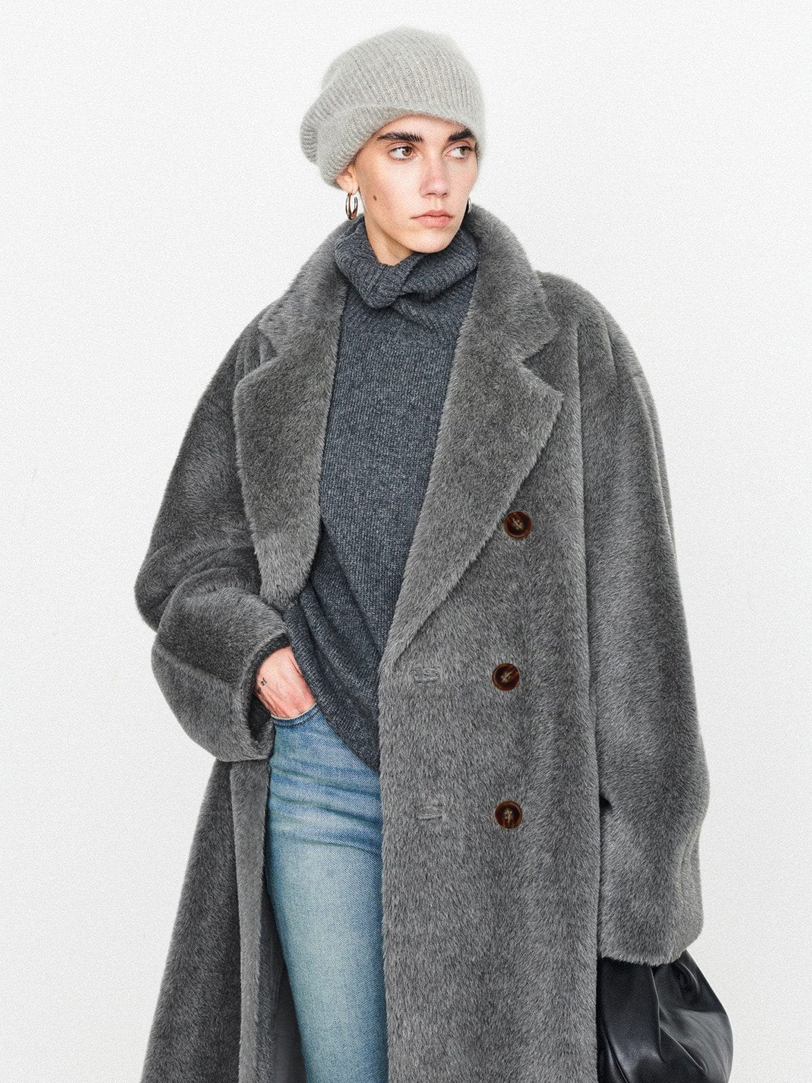 Manteau col V gris sophistiqué calme