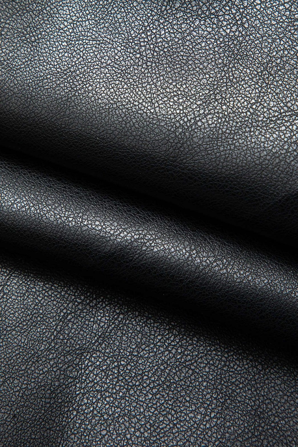 Détail manche manteau similicuir noir raffinement