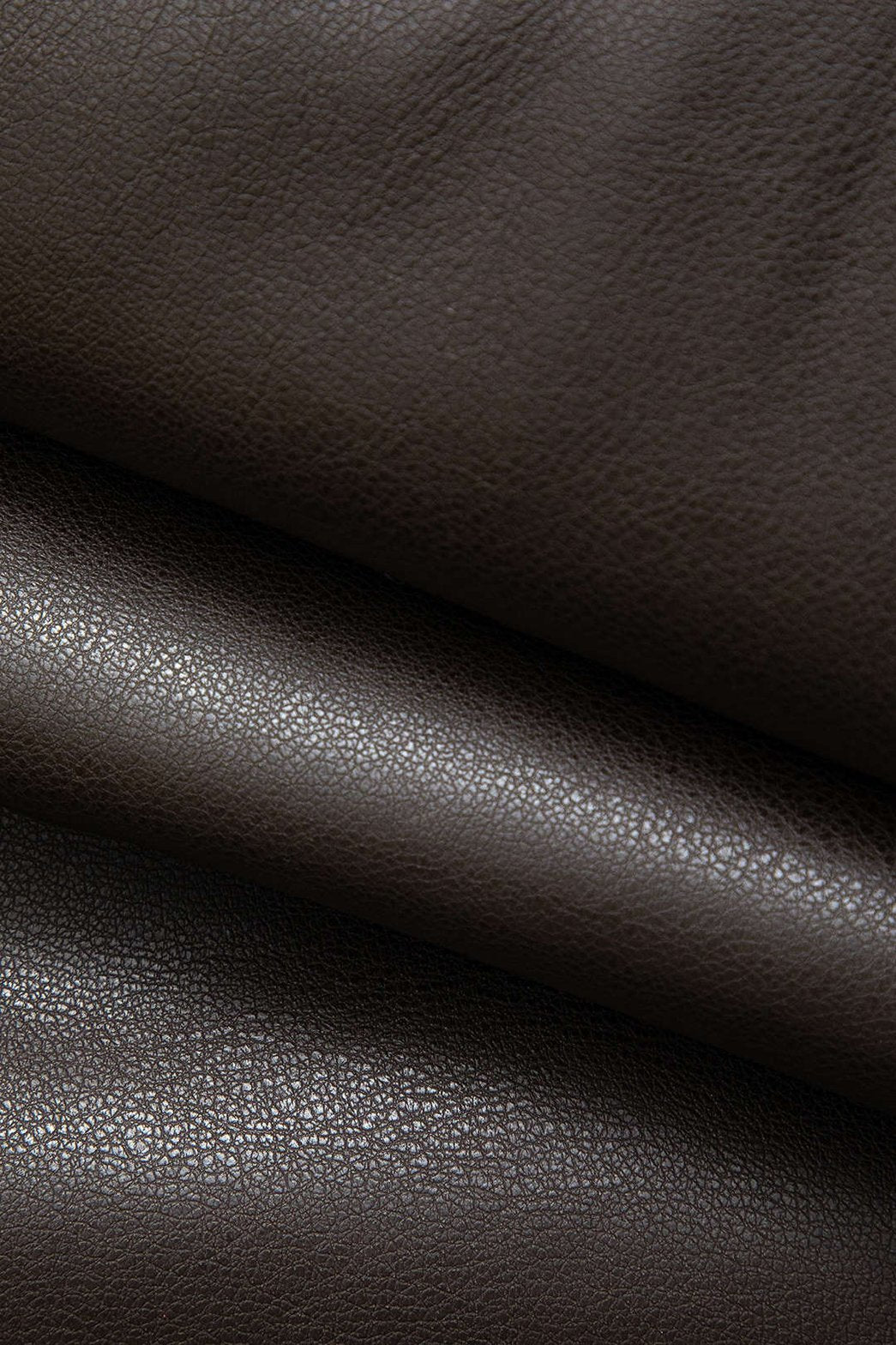 Vue complète manteau ceinturé noir finesse