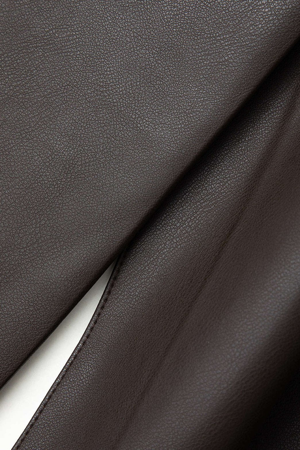 Détail col manteau similicuir noir classe