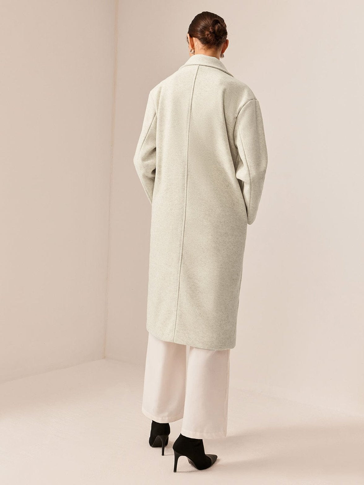 Vue latérale manteau tweed élégance