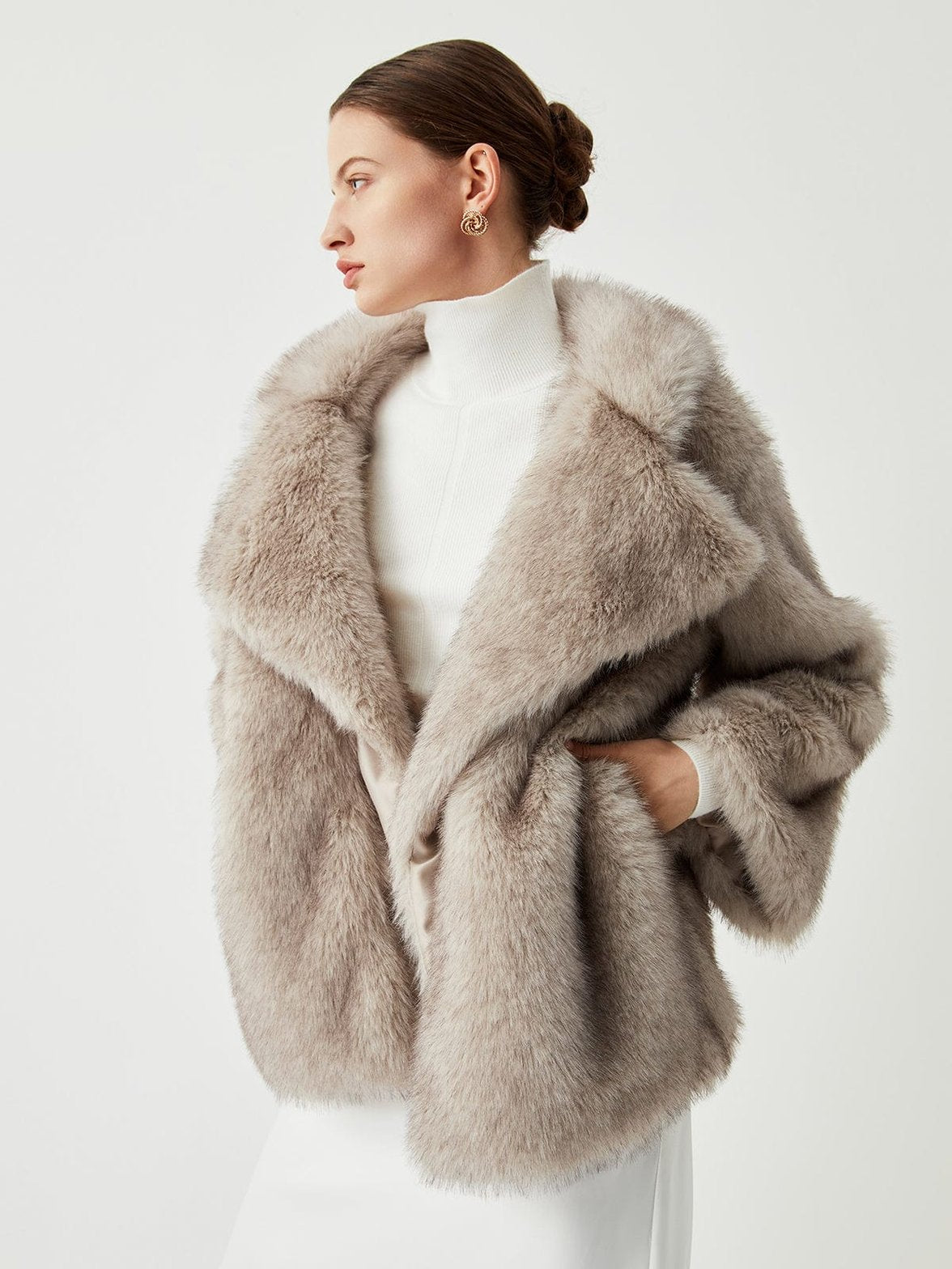 Manteau fausse fourrure beige stylé glamour