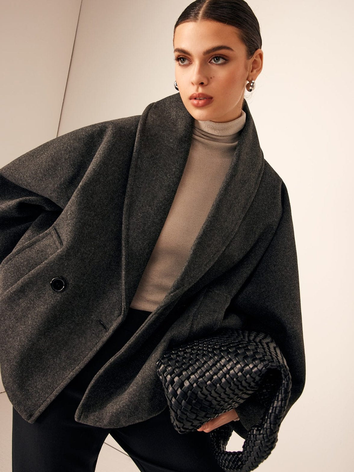 Manteau tweed gris porté casual vent