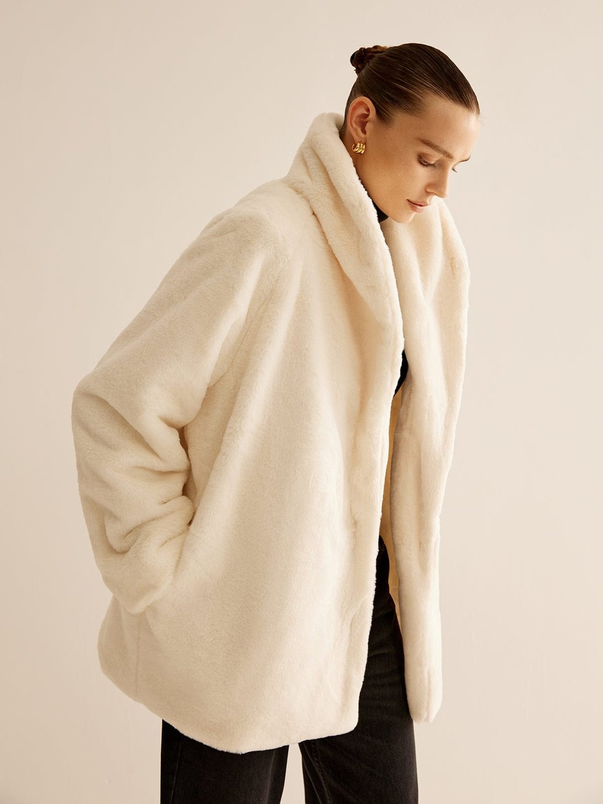Manteau oversize fausse fourrure blanc vue trois-quarts style