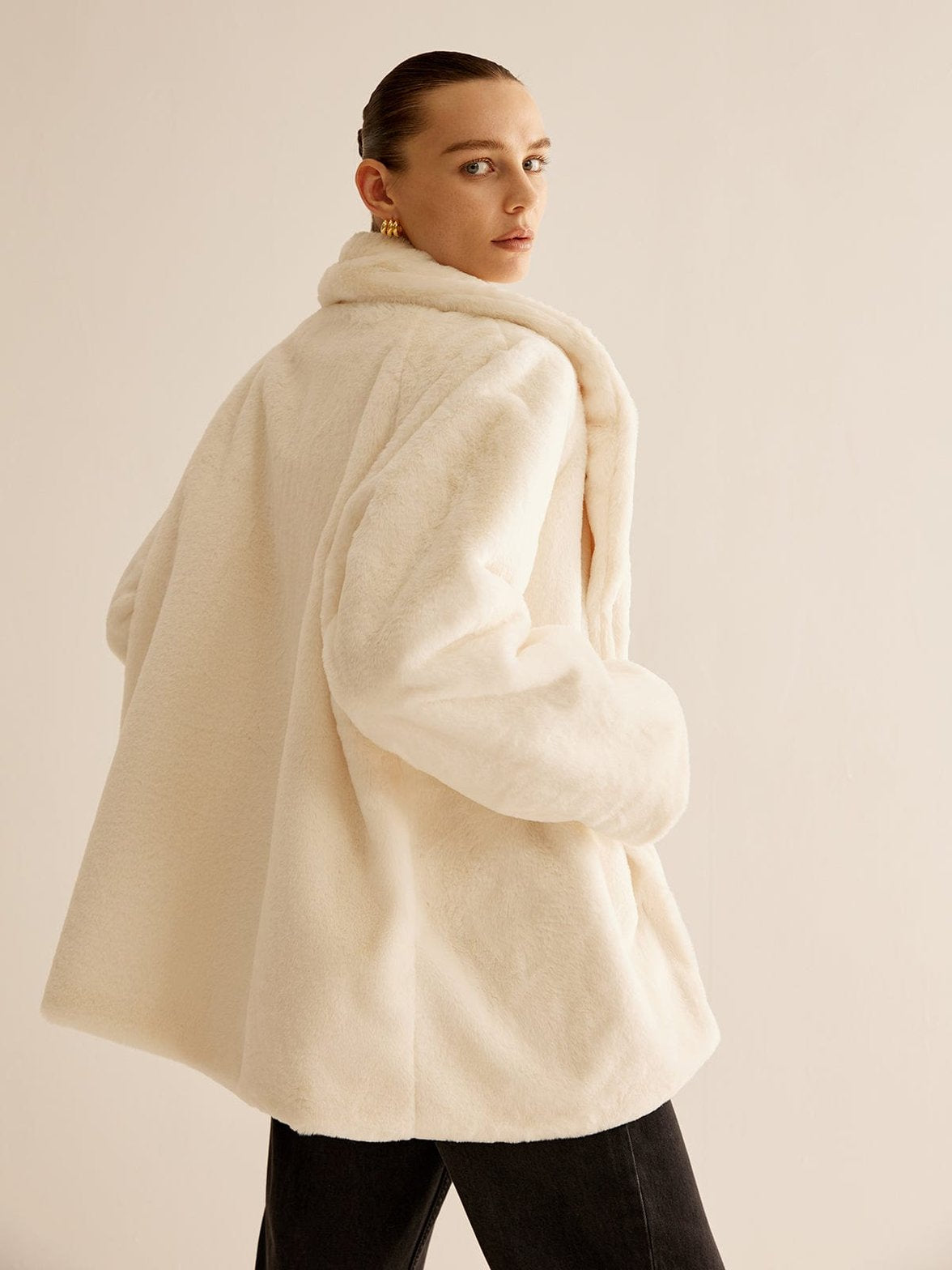 Manteau oversize fausse fourrure blanc vue détaillée coupe