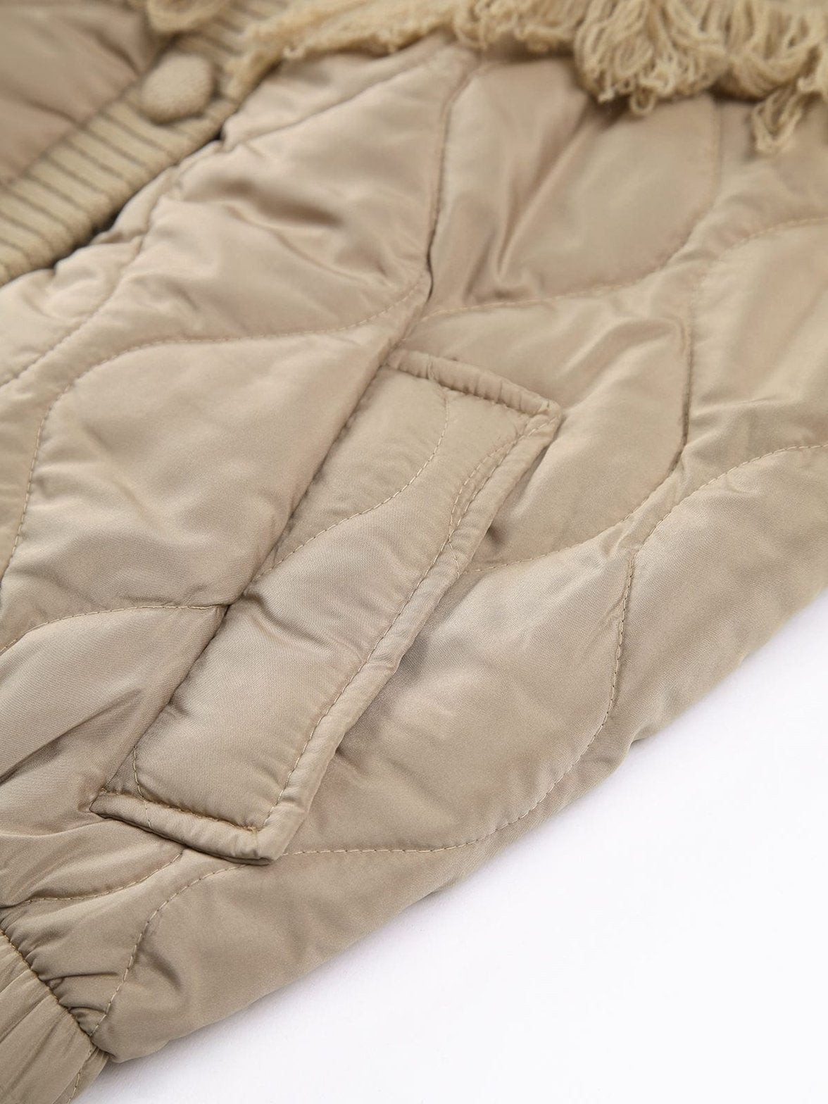 Manteau torsadé beige vue de profil légèreté