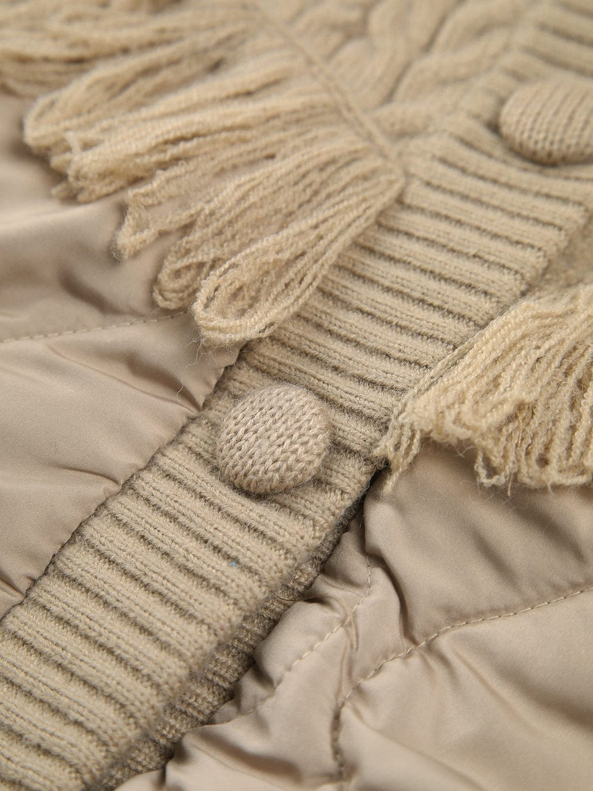 Manteau torsadé beige détail maille élégance