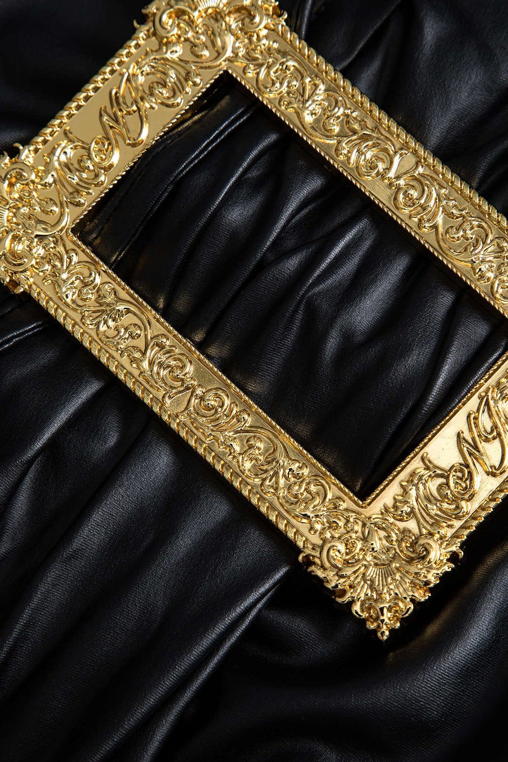 Vue arrière de la mini jupe noire cristal