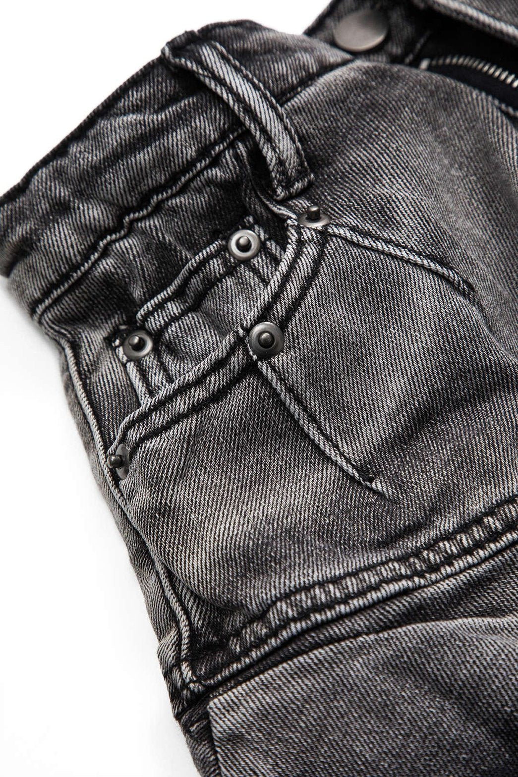 Jupe en jean boutonnée vue de côté lune