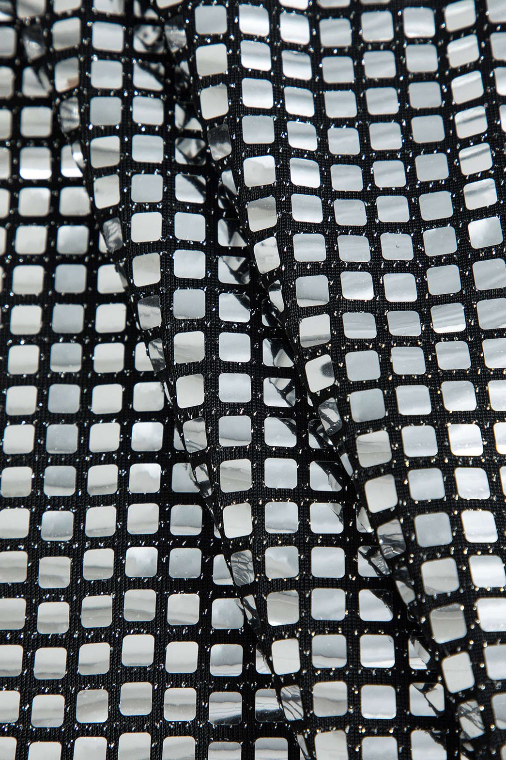 Mini jupe pailletée argentée détail tissu scintillant