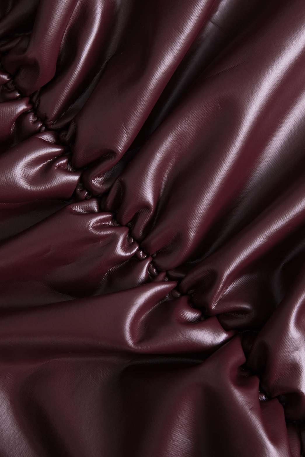 Mini jupe plissée effet cuir bordeaux vue de dos étoile