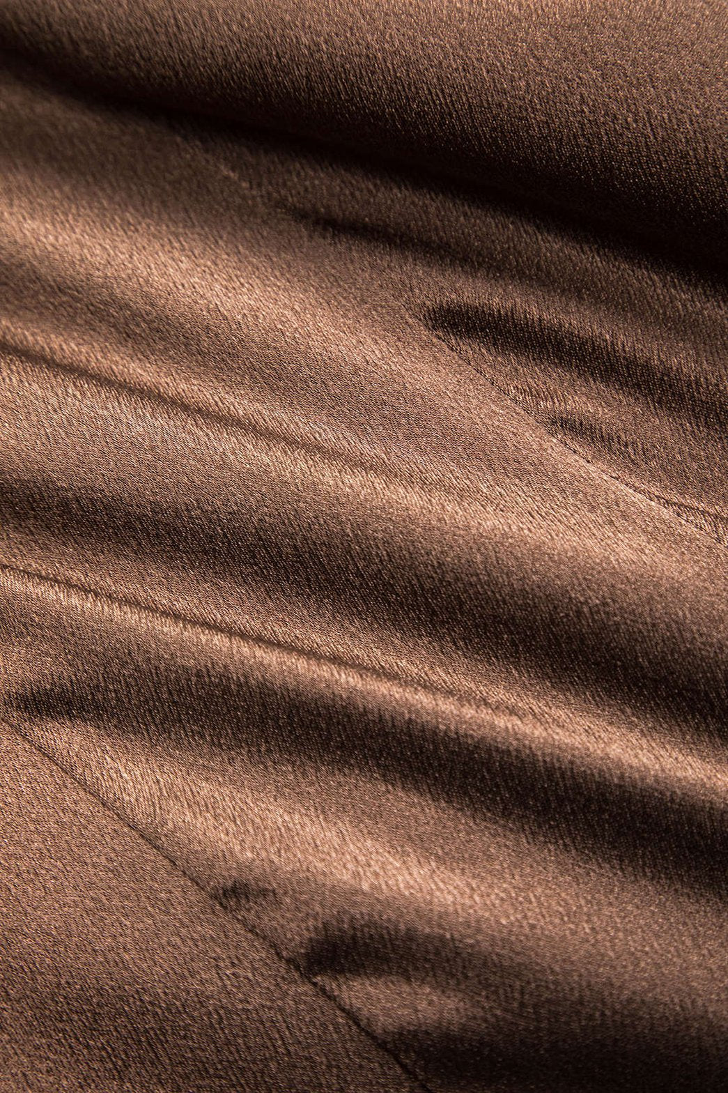 Jupe satinée marron vue de dos soyeux