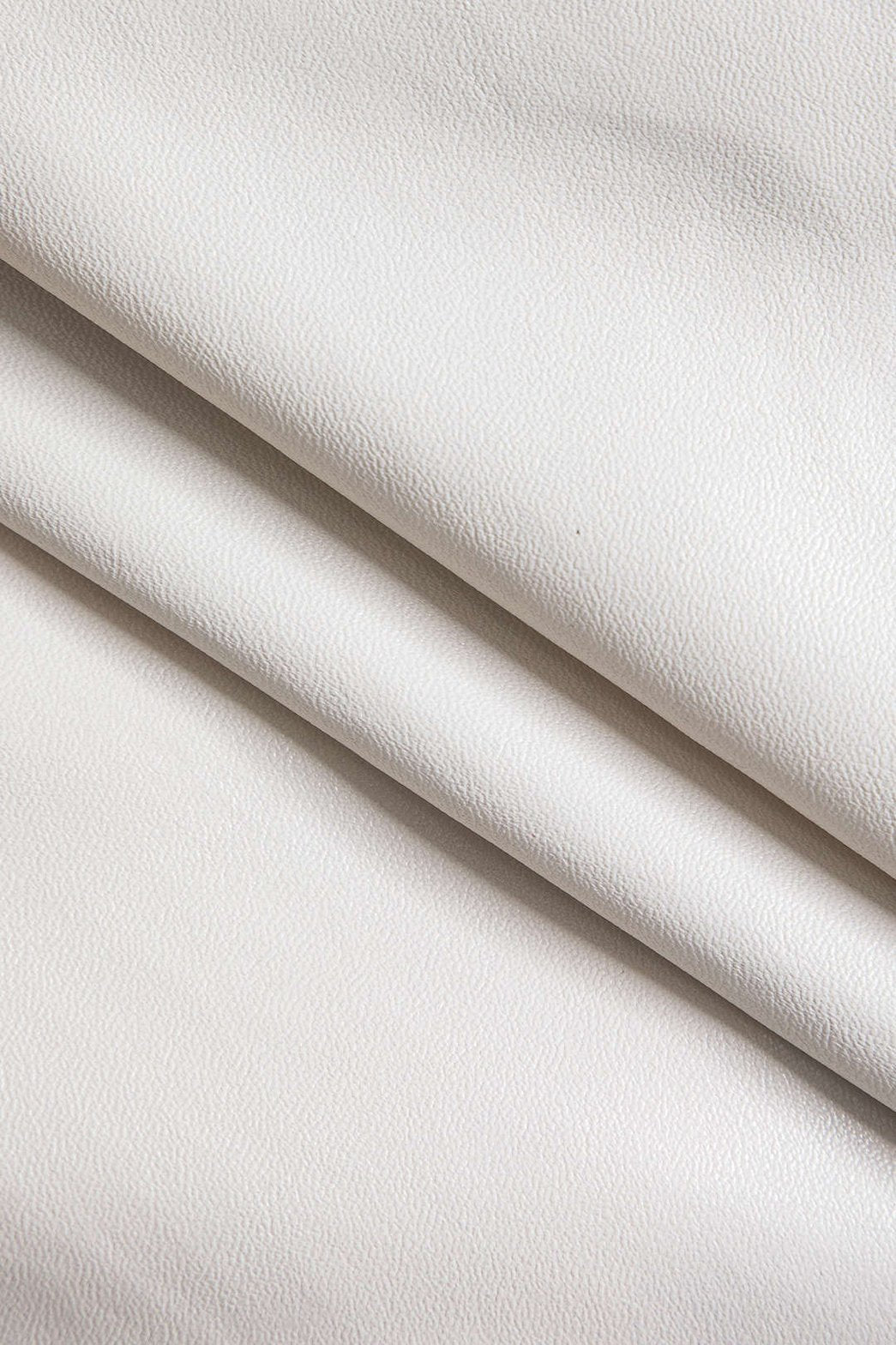 Mini jupe noire simili cuir vue d'ensemble vent