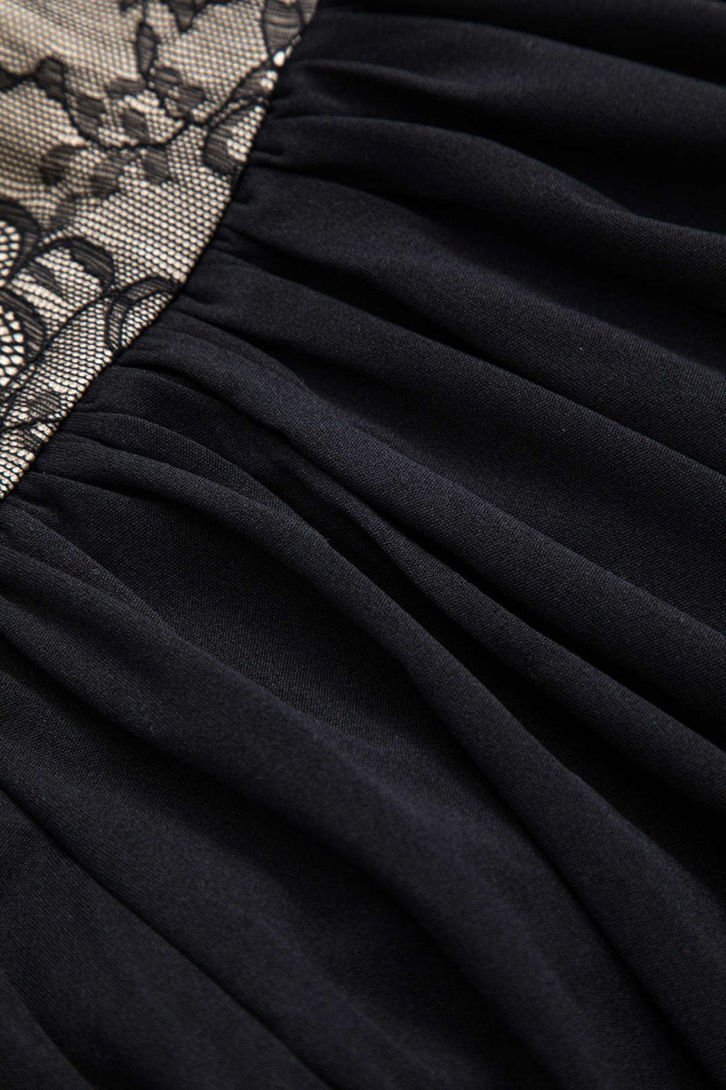 Robe courte dentelle noire détail baleines cristal