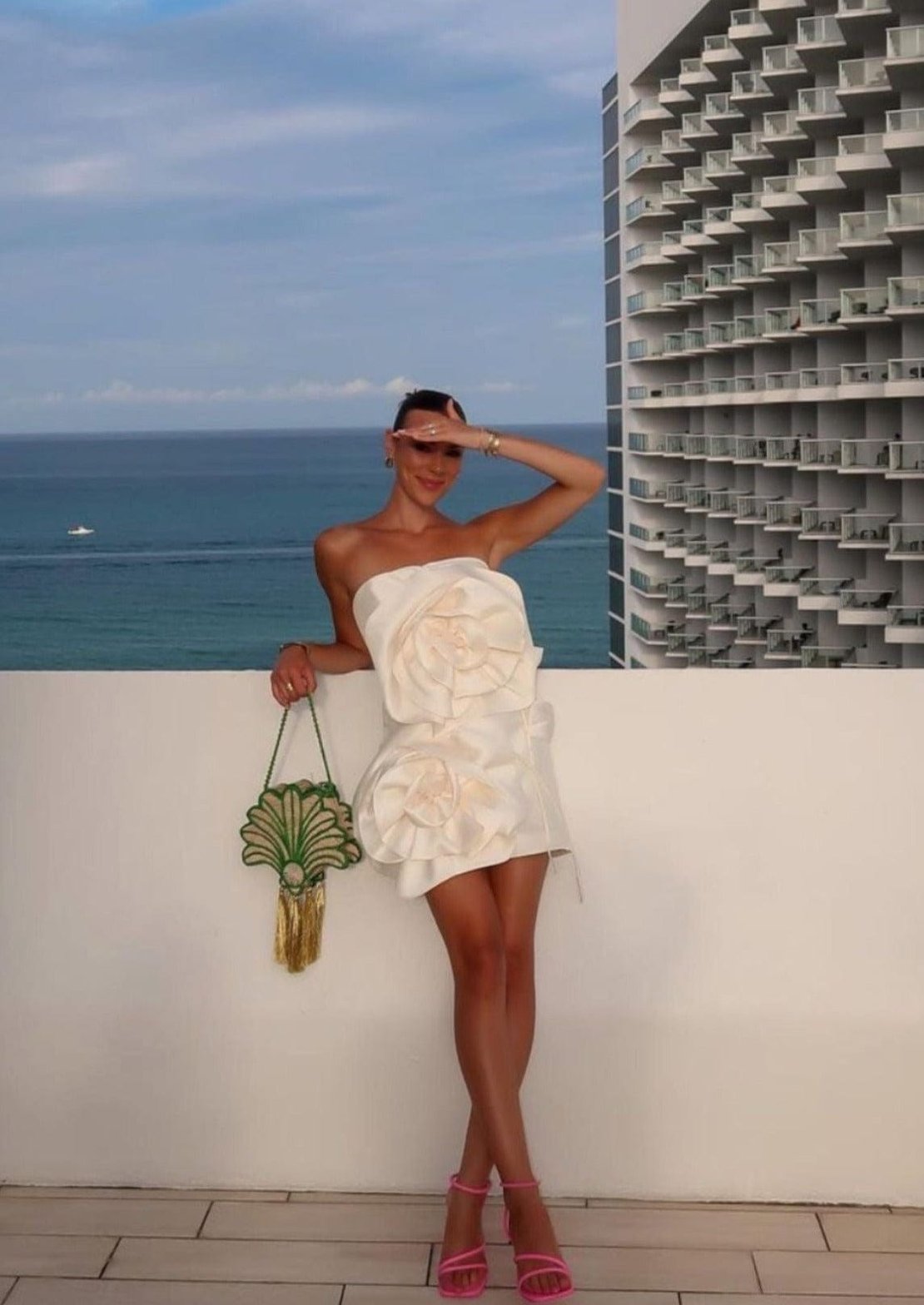 Mini-robe bustier vue de dos glamour