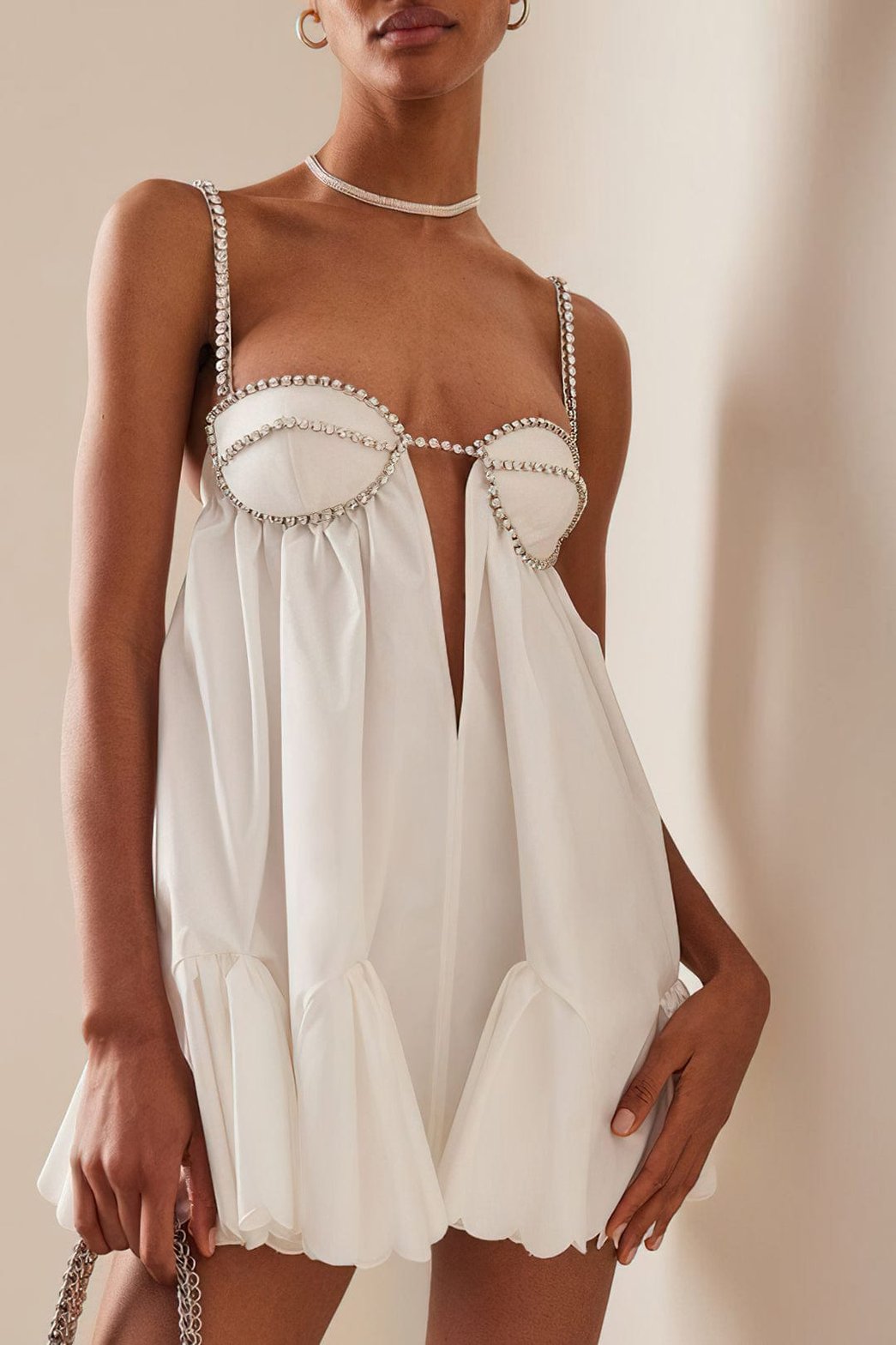 Mini robe blanche décolletée élégante douceur