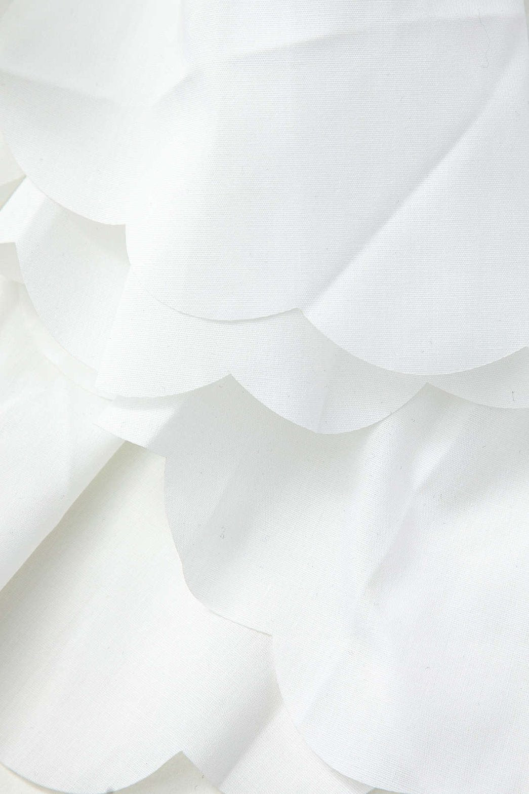 Mini robe blanche détail tissu délicatesse